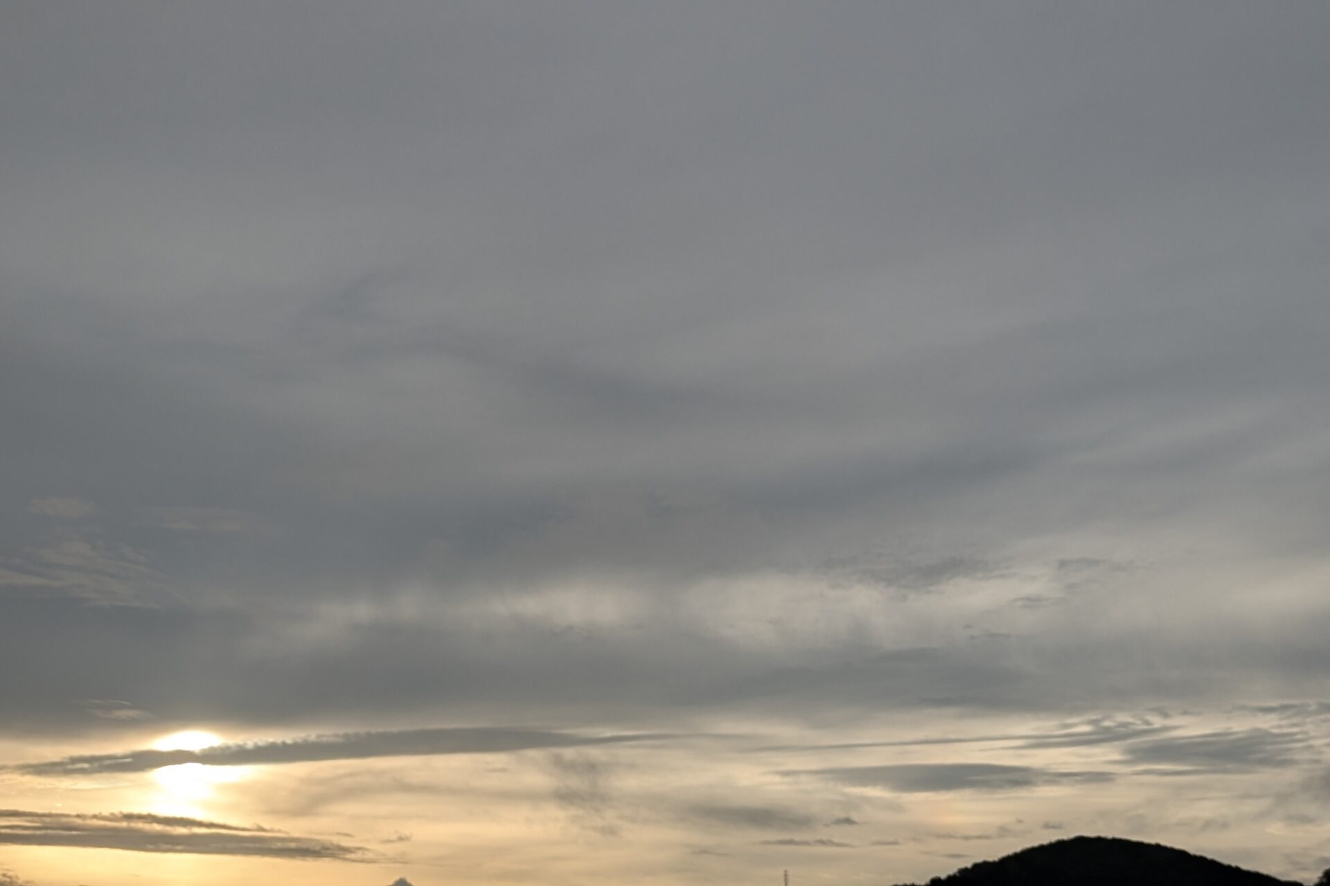 【じぶん時間】空にスマホを掲げるーーそれは孤独なようで、時に繋がりも感じる朝時間