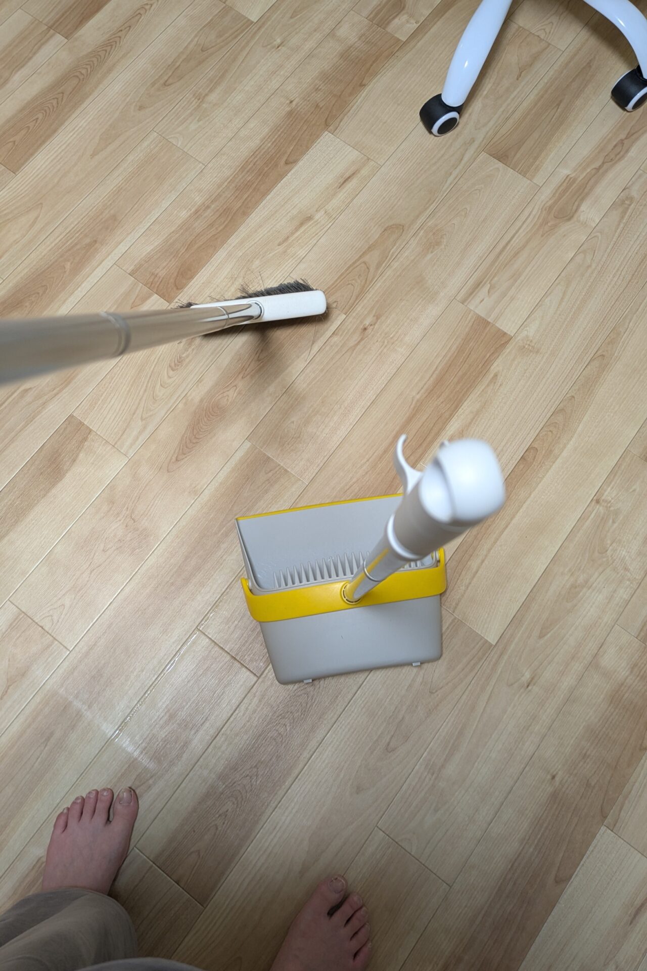 ほうきとちりとり。掃除機では味わえない、世の流れから離れるじぶんだけの夜時間